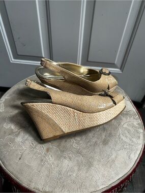Cloudwalkers croc embossed Tan Woven Platform Wedge pep toe Slingbacks Sz 10W